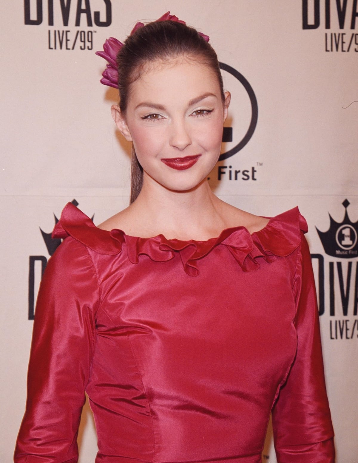 Young Ashley Judd poses at the VH1 Divas Live concert on April 13, 1999, at the Beacon Theater