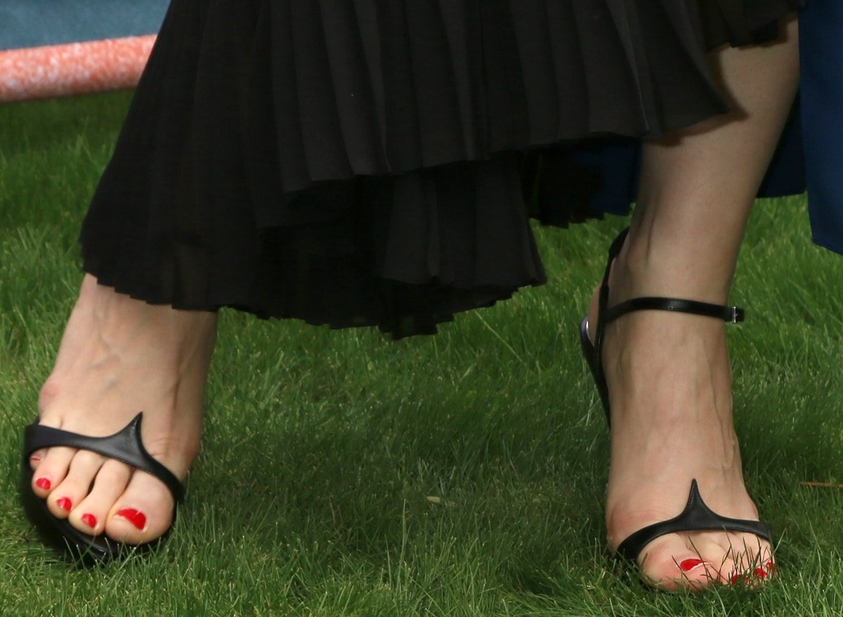 Jessica Chastain displays her toes and feet in black sandals at Variety's Creative Impact Awards & 