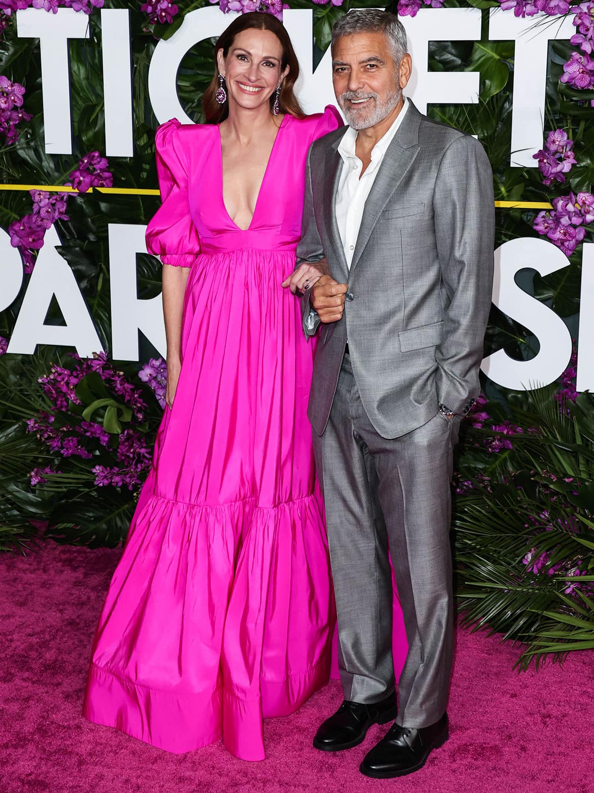 Julia Roberts and George Clooney at the Los Angeles premiere of Ticket to Paradise held at the Regency Village Theatre on October 17, 2022