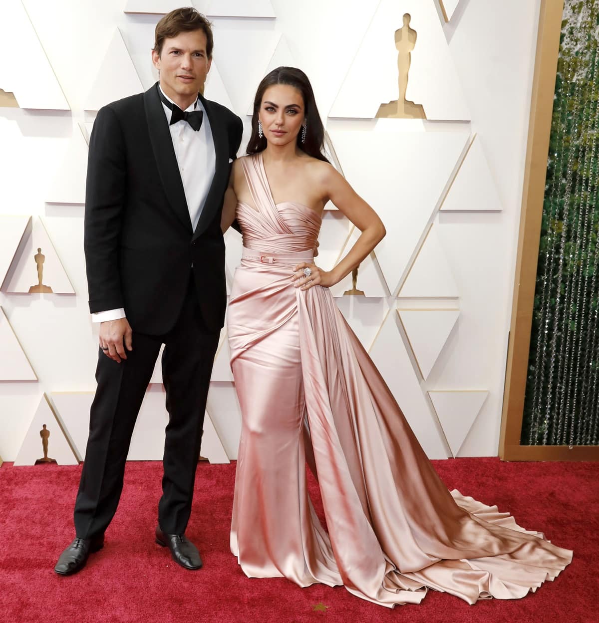 Ashton Kutcher and his shorter wife Mila Kunis attend the 94th Annual Academy Awards