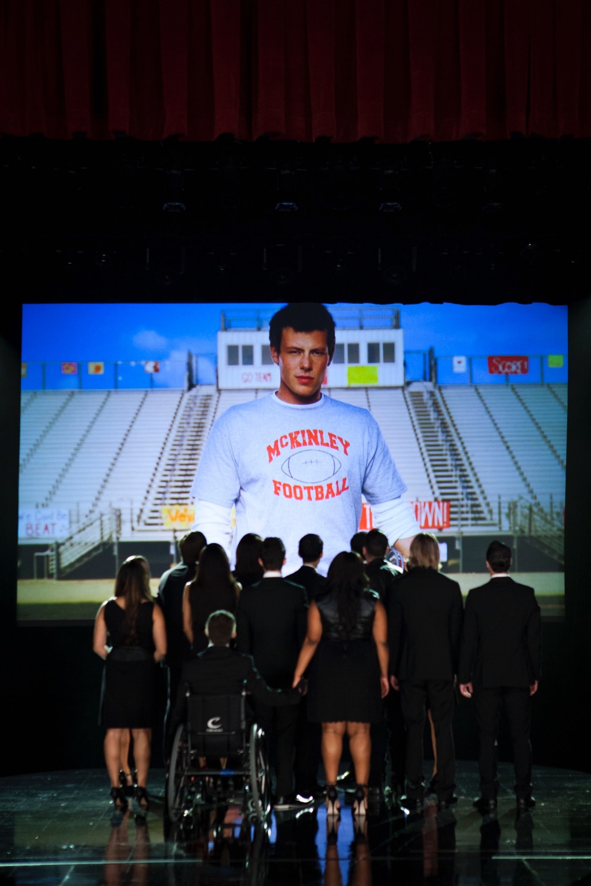 The cast of Glee paying tribute to Cory Monteith in the third episode of the fifth season, entitled The Quarterback