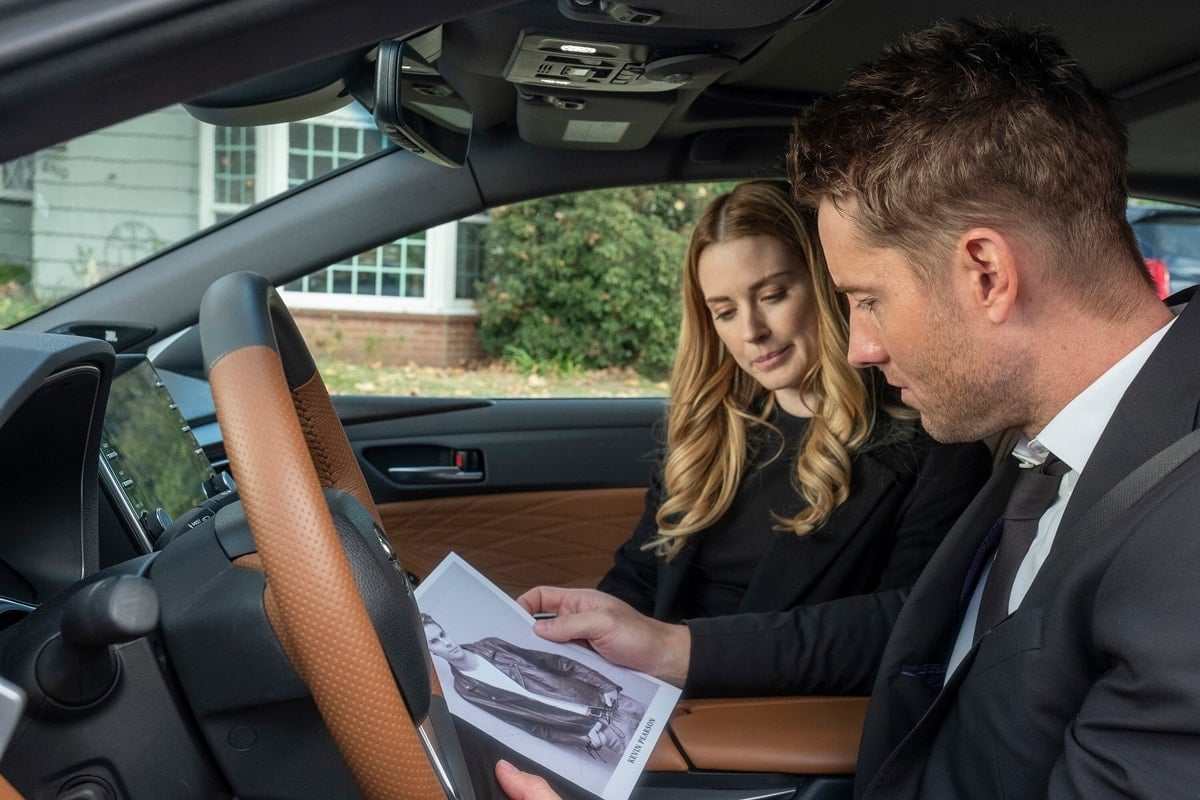 Alexandra Breckenridge as Sophie Inman and Justin Hartley as Kevin Pearson in the American family drama television series This Is Us