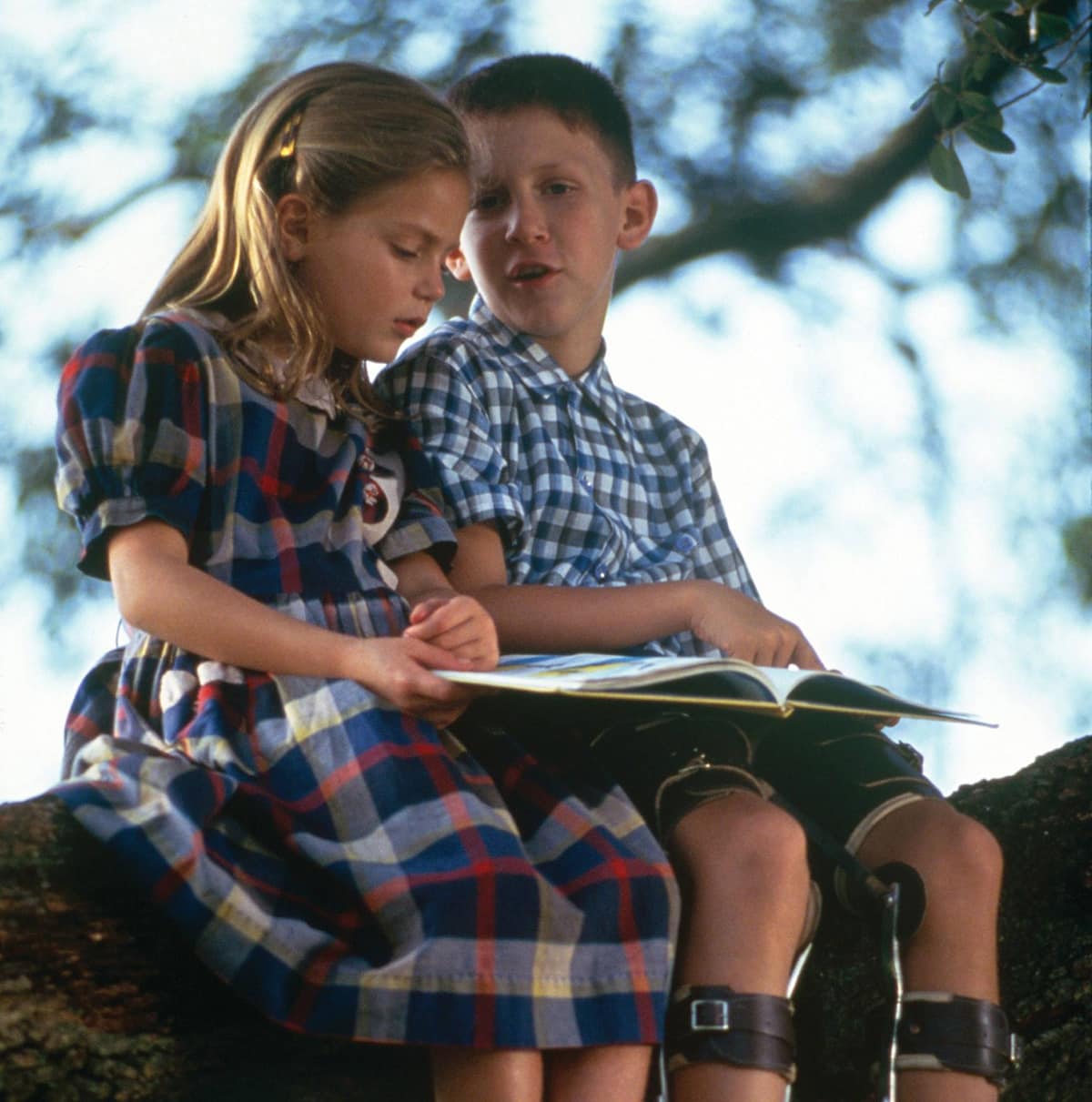 Hanna Hall and Michael Conner Humphreys as young Jenny Curran and Forrest Gump in the 1994 comedy-drama film