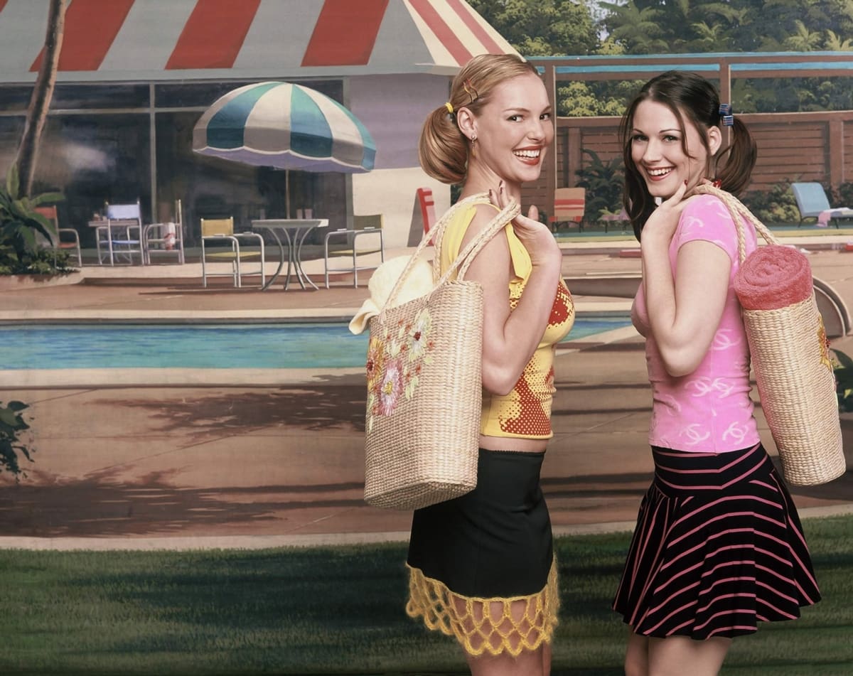 Katherine Heigl as Romy White and Alexandra Breckenridge as Michele Weinberger in the 2005 television film and backdoor pilot Romy and Michele: In the Beginning