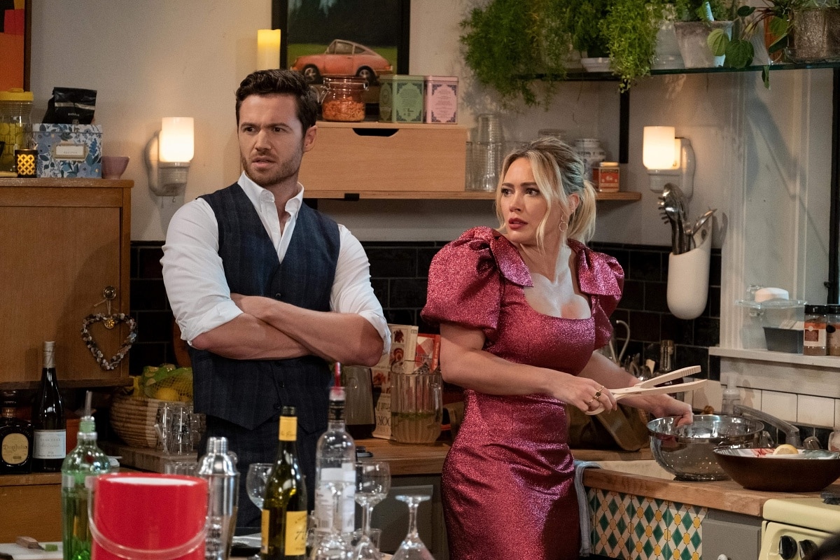 Tom Ainsley as Charlie and Hilary Duff as Sophie in the sitcom How I Met Your Father