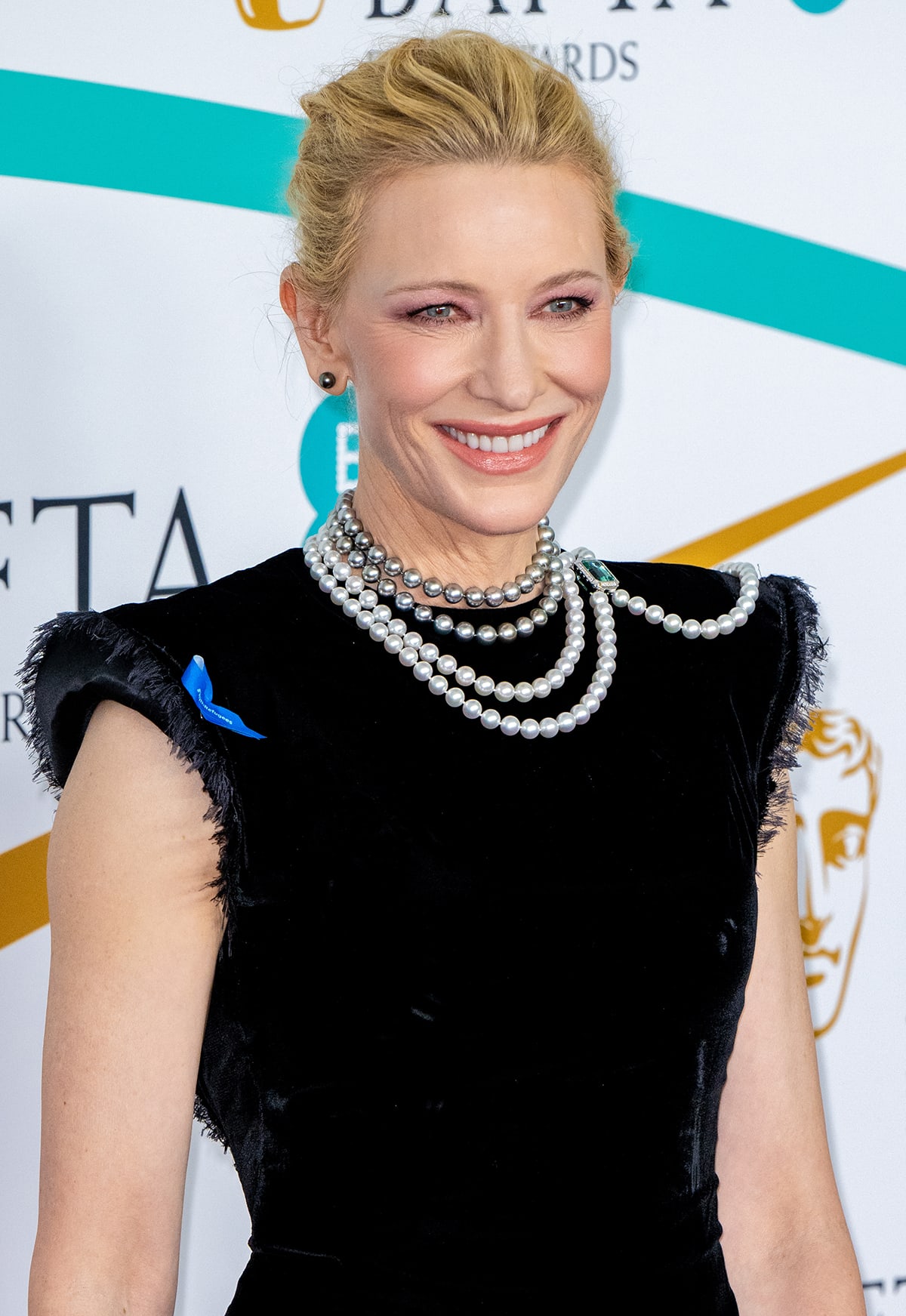 Cate Blanchett wears a blue ribbon to show support for refugees and displaced people around the world