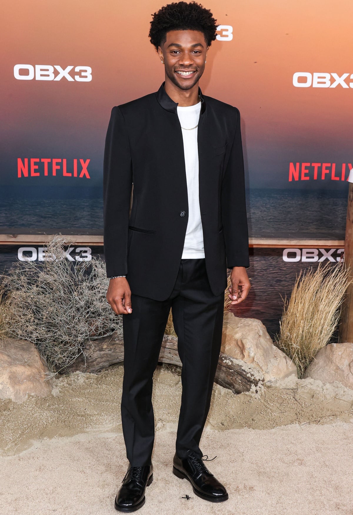 Jonathan Daviss in a smart-casual monochromatic look at the premiere of Netflix’s Outer Banks Season 3