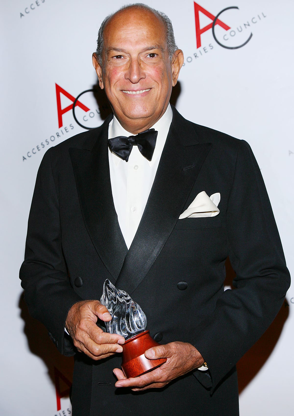 Oscar de la Renta holding his Designer of the Year award at Accessories Council's 9th Annual ACE Awards on November 8, 2005