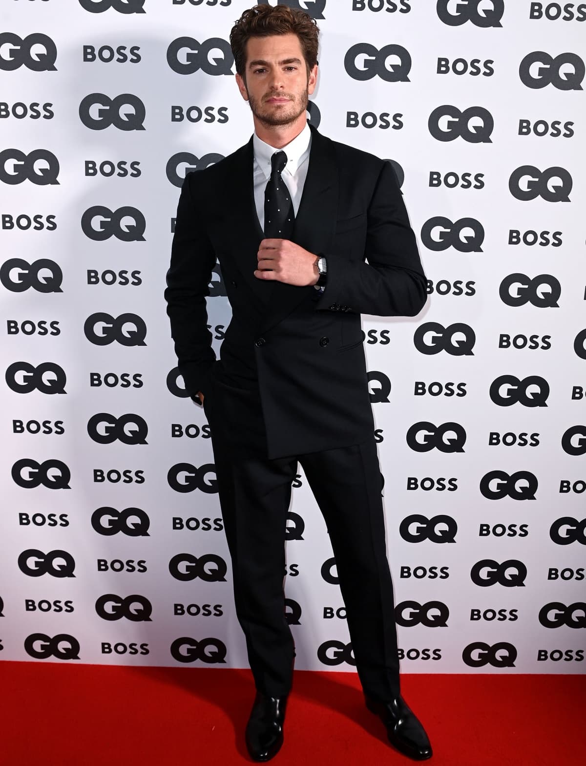 Andrew Garfield in a Ralph Lauren suit with black dress shoes at the 2022 GQ Men of the Year Awards