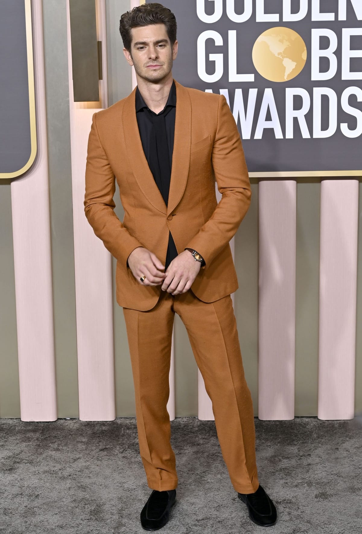Andrew Garfield in a terracotta Zegna suit and black shoes at the 80th Annual Golden Globe Awards