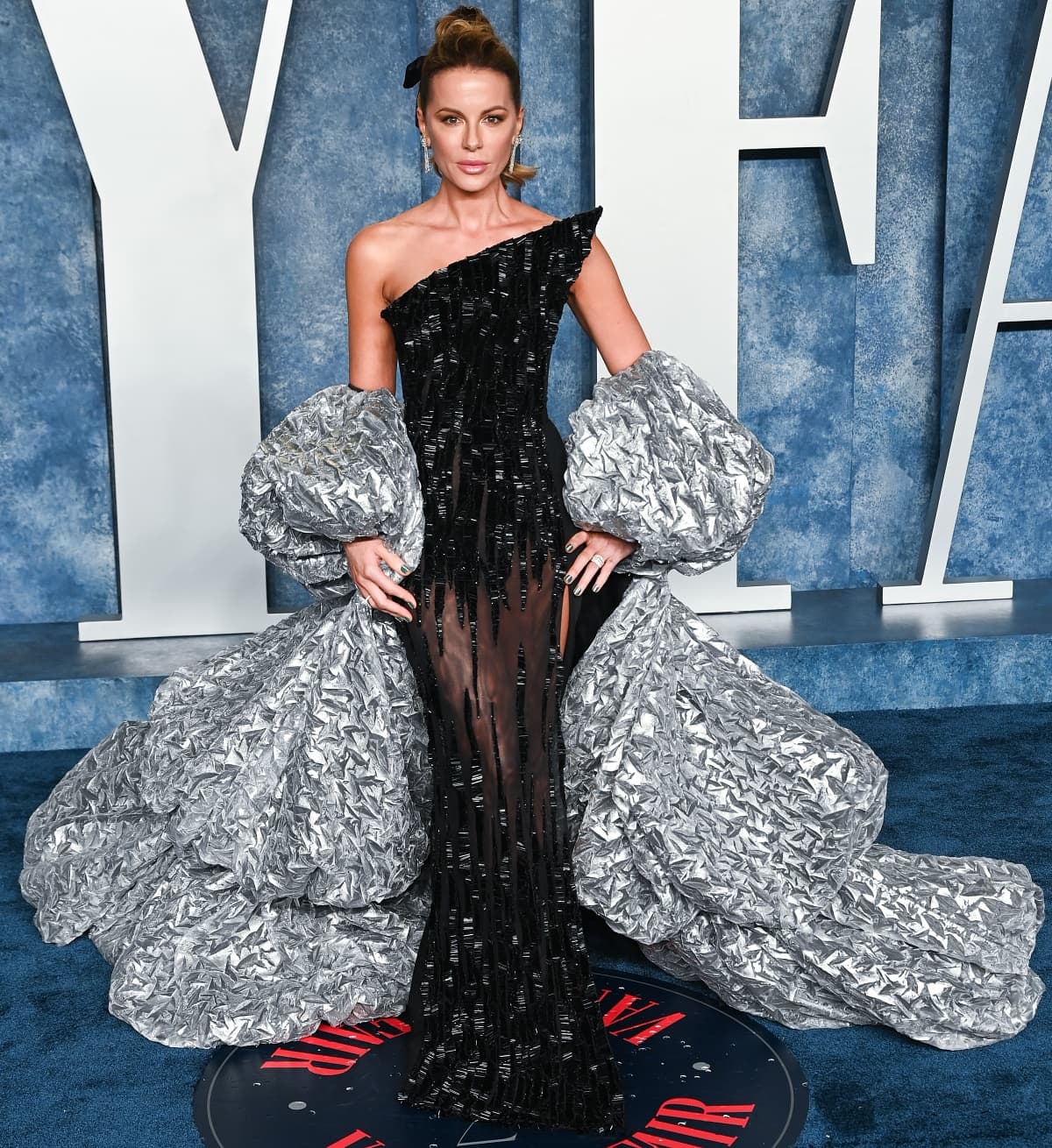 Kate Beckinsale made a show-stopping entrance at the 2023 Vanity Fair Oscar Party