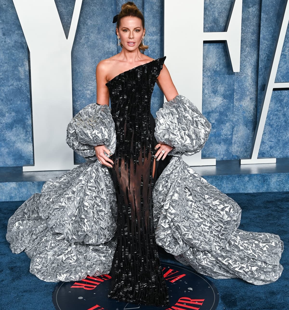 Kate Beckinsale looked stunning in her Tony Ward Couture gown at this year’s Vanity Fair Oscar Party