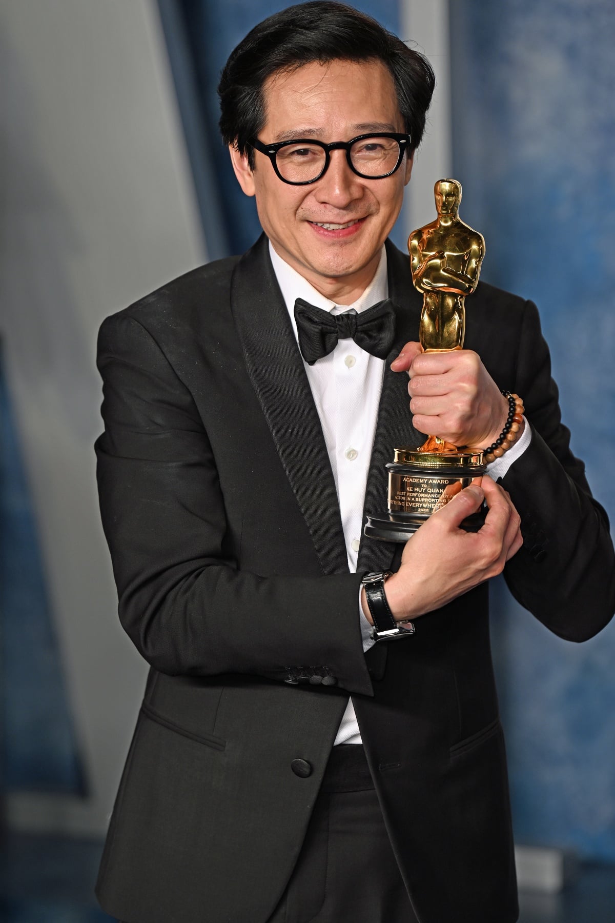 Ke Huy Quan showing off his Academy Award for Best Supporting Actor for his work in Everything Everywhere All at Once at the 2023 Vanity Fair Oscar Party