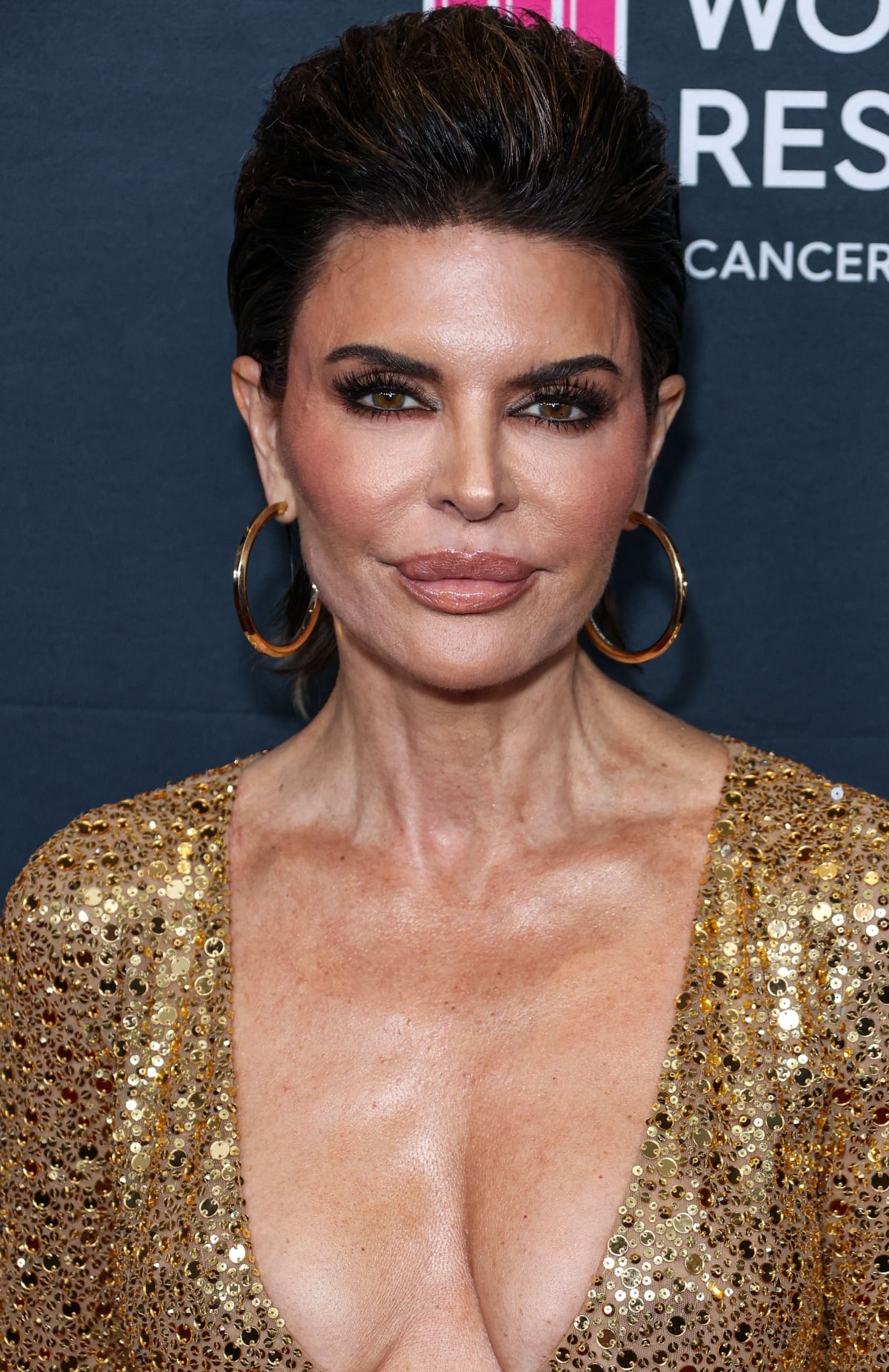 Lisa Rinna made sure her flawless beauty look didn’t compete with her glittering gold jumpsuit