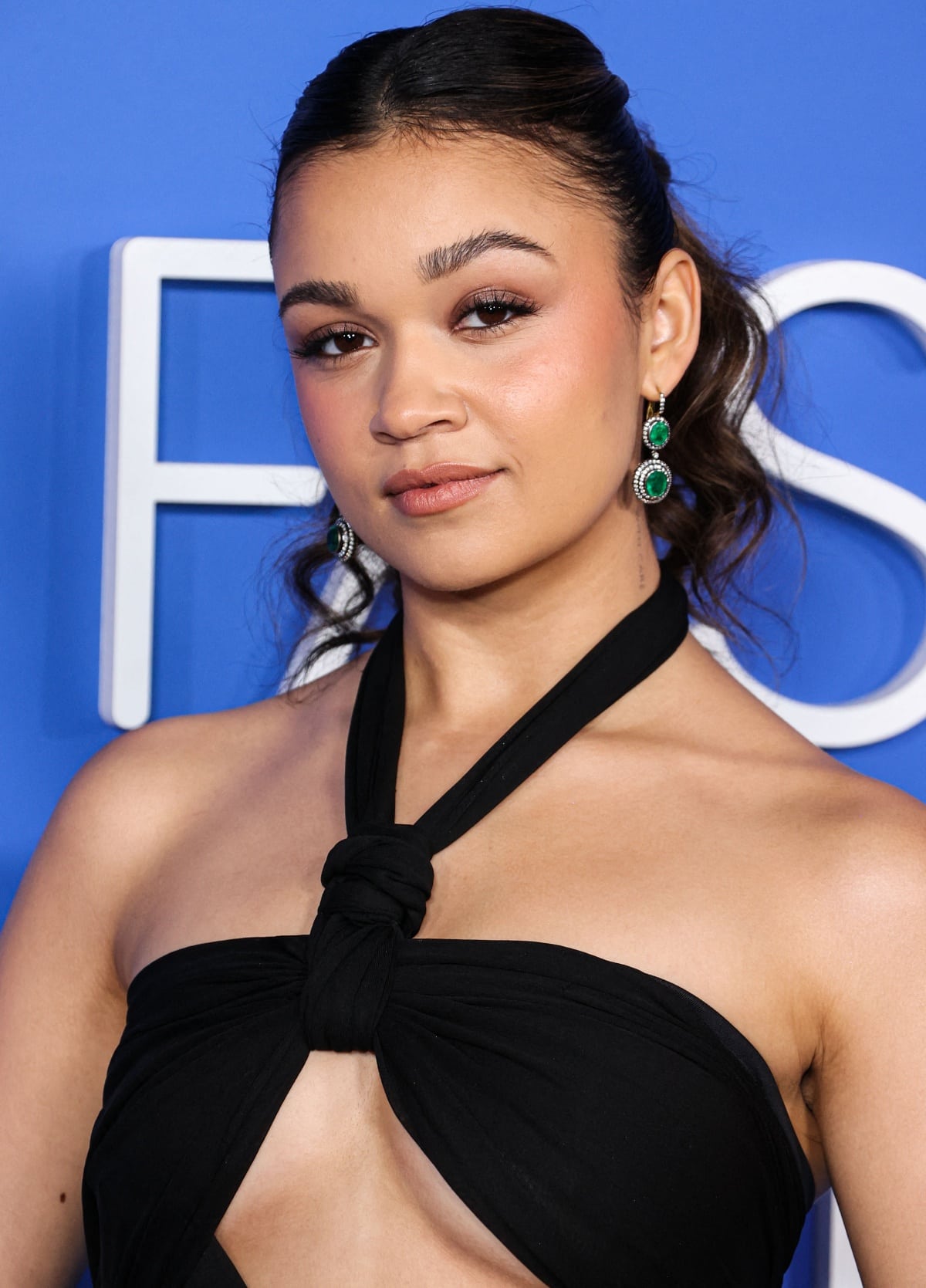 Madison Bailey’s minimal beauty look allowed her gorgeous face to shine and her stunning drop earrings to add a touch of sparkle to her ensemble