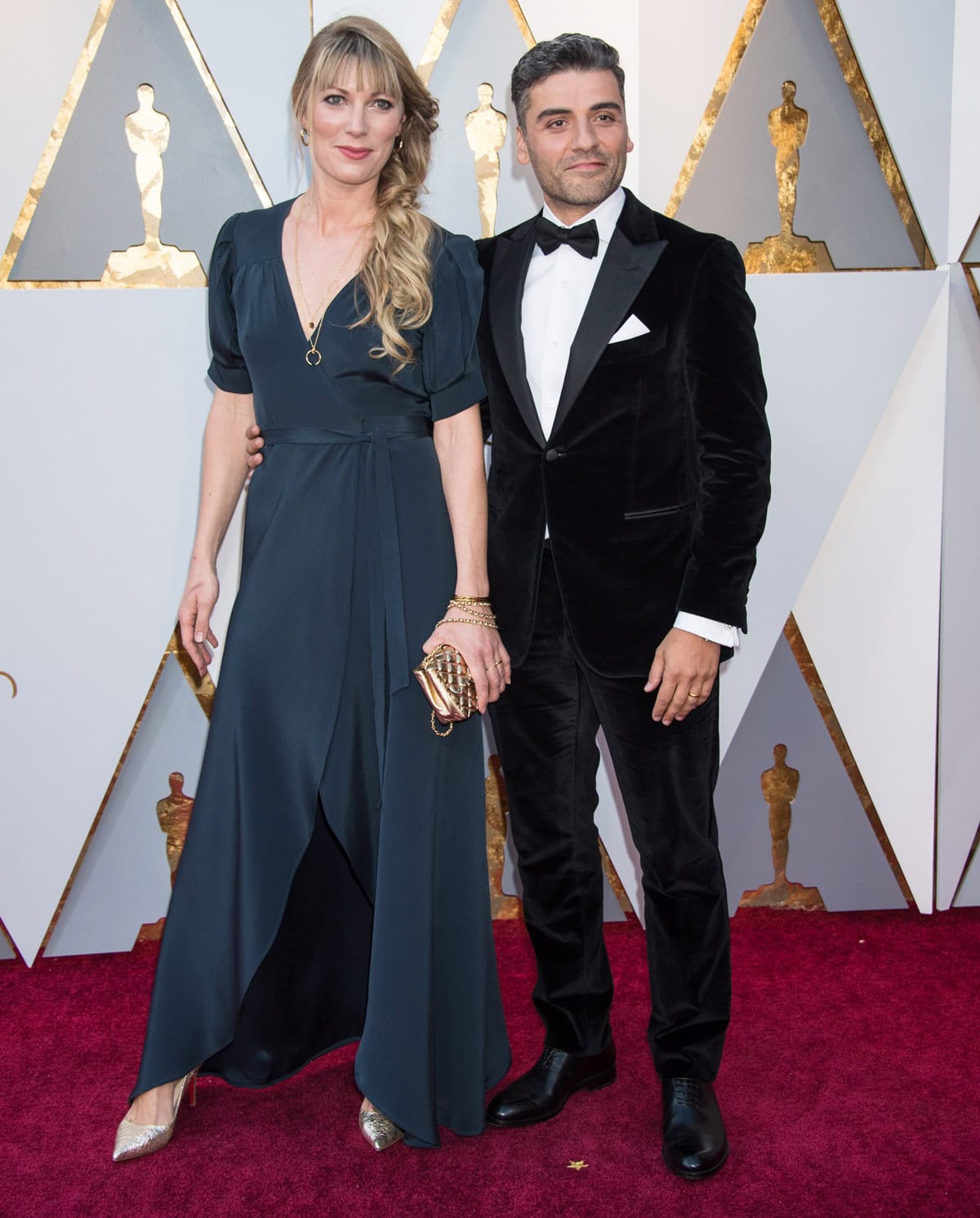 Elvira Lind and Óscar Isaac arrive in style on the red carpet at the 90th Academy Awards at the Dolby Theatre in Hollywood, California, on March 4, 2018, with Lind dazzling in a deep teal gown and metallic heels, and Isaac looking sharp in a classic black velvet tuxedo