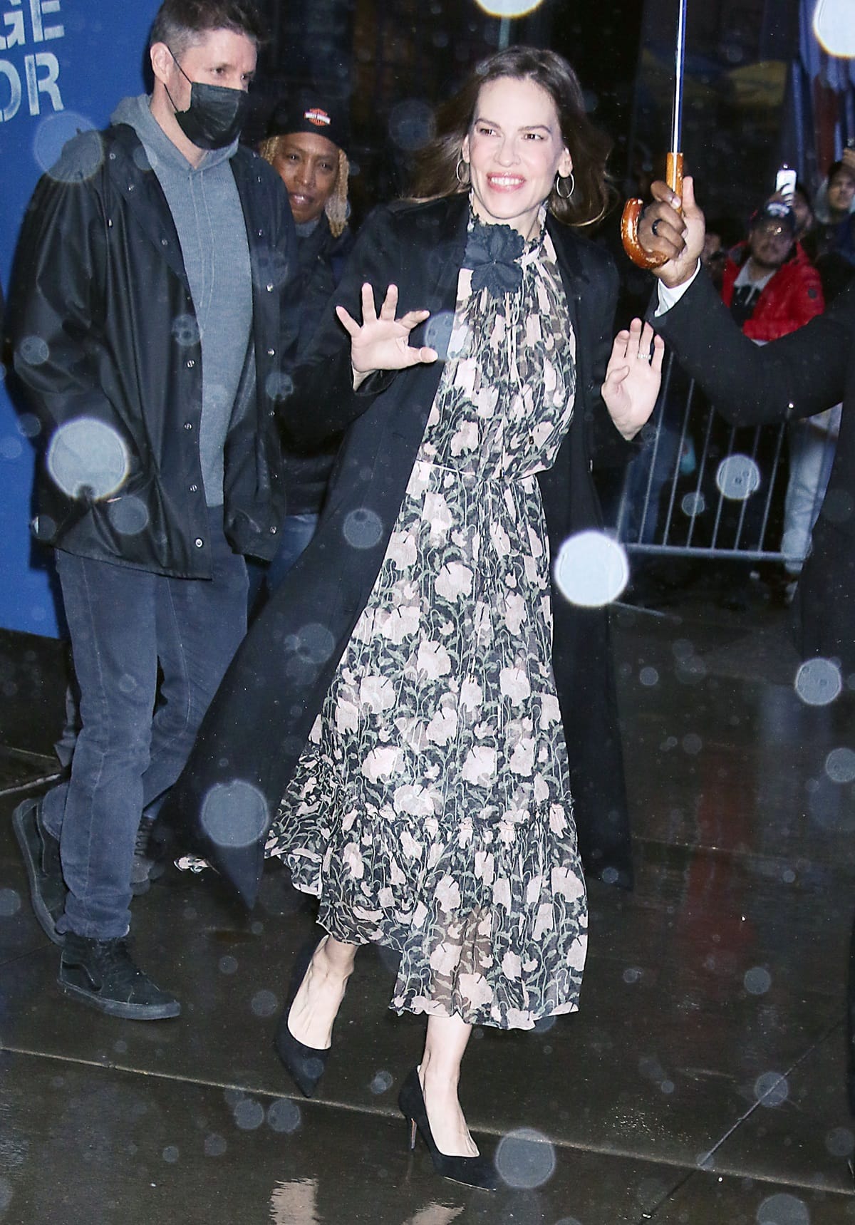 Wearing a Zimmermann kaleidoscope flutter midi dress, Hilary Swank arrives to announce she's expecting twins on "Good Morning America"