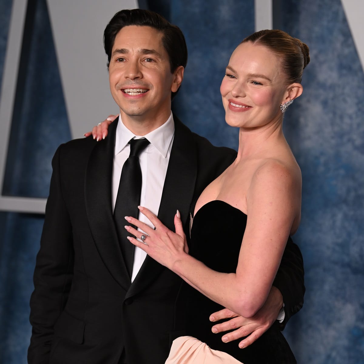Justin Long and Kate Bosworth confirmed their engagement on Long’s Life Is Short podcast after showing off Bosworth’s stunning engagement ring at the 2023 Vanity Fair Oscar Party