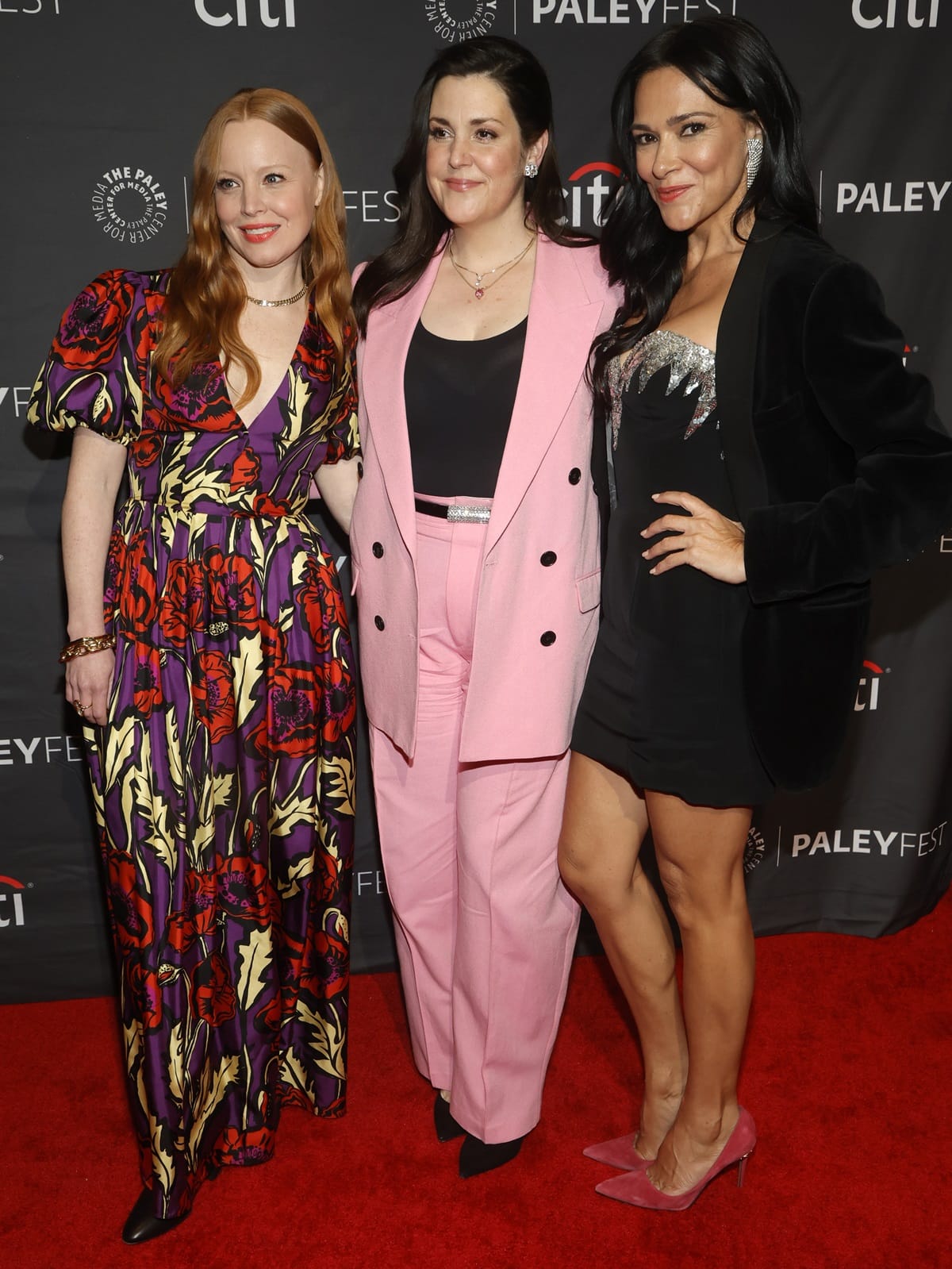 Simone Kessell (R) is the tallest among Lauren Ambrose (L), Melanie Lynskey (C), and herself, with a height of 5ft 7 ½ (171.5 cm), while Melanie is the second tallest at 5ft 6 ¼ (168.3 cm), and Lauren is the shortest with 5ft 5 (165.1 cm)