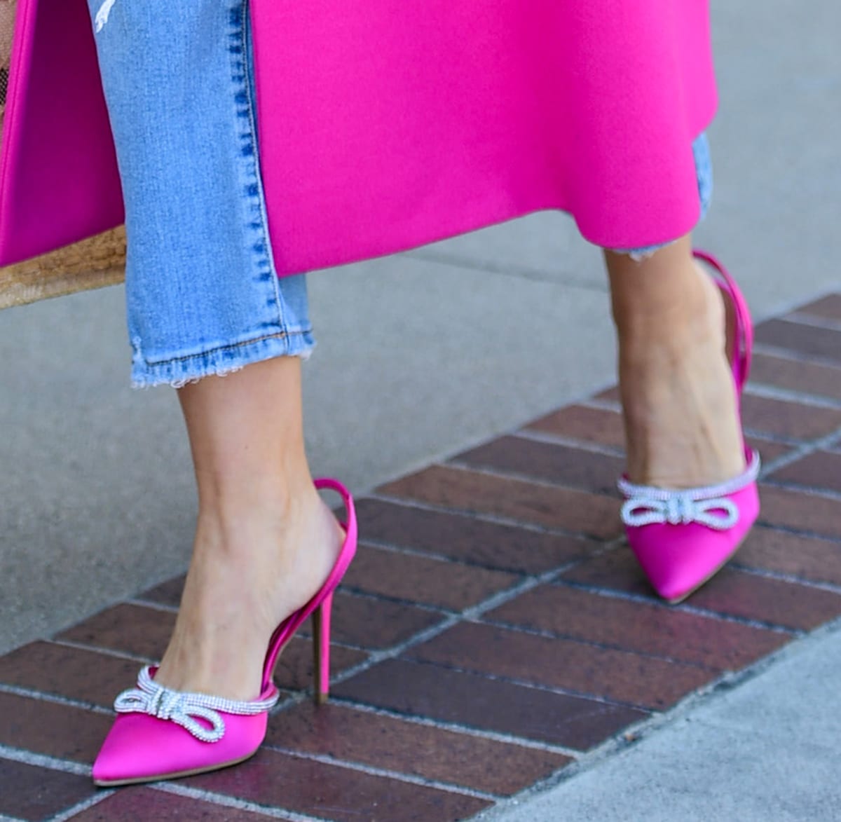 Sofia Vergara coordinates her coat with her Mach & Mach hot pink slingback pumps with rhinestone-embellished bow