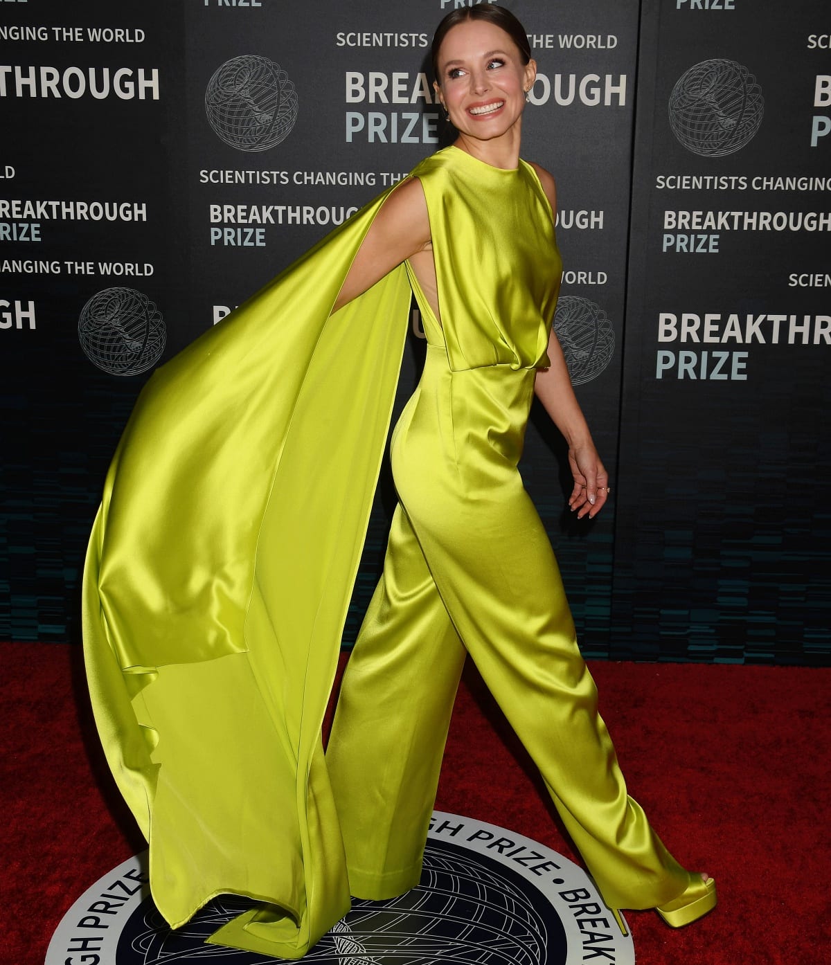 Kristen Bell’s Cong Tri jumpsuit had a cape for a dramatic effect