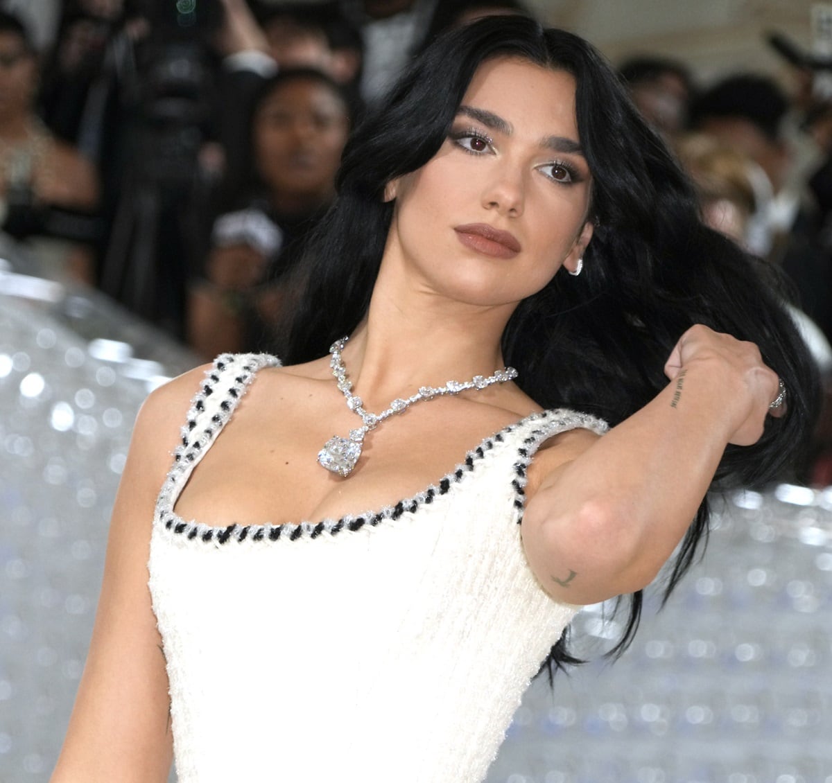 Dua Lipa styled her stunning Chanel gown with exquisite Tiffany & Co. jewelry that included a platinum necklace adorned with a primary diamond weighing over 200 carats, cut in the iconic proportions of the famous Tiffany Diamond