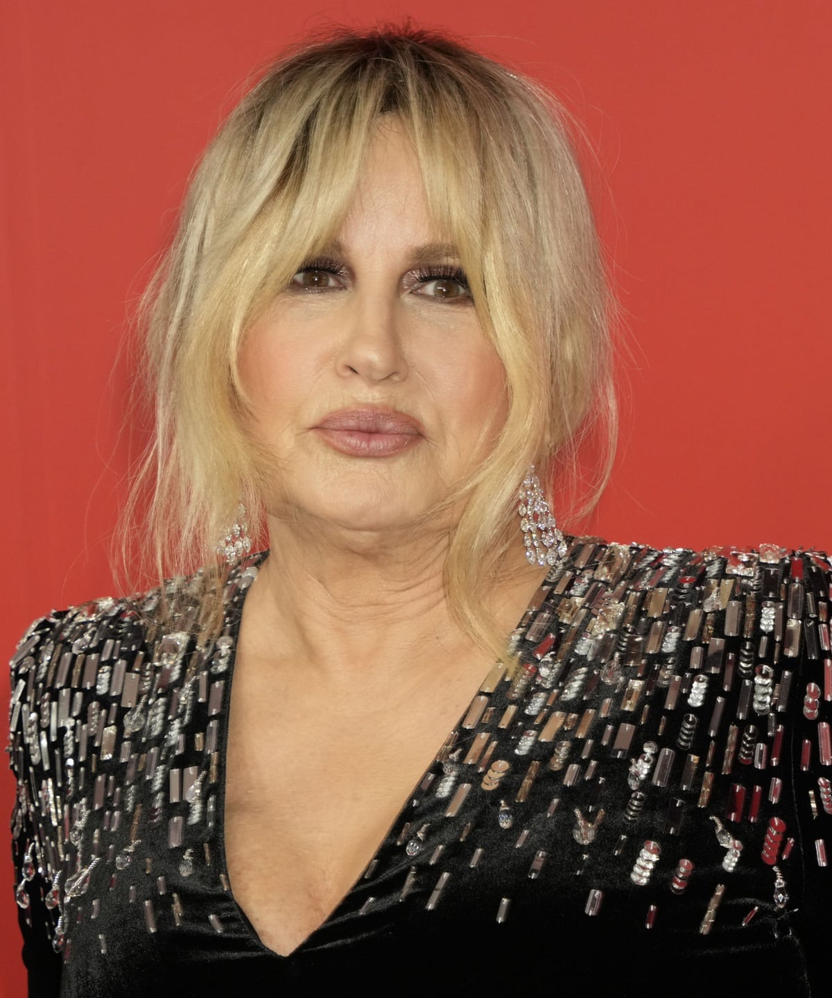Jennifer Coolidge styled her sparkling dress with diamond chandelier earrings by Wempe and wore her hair in a loose updo with curtain bangs, accentuating her facial features