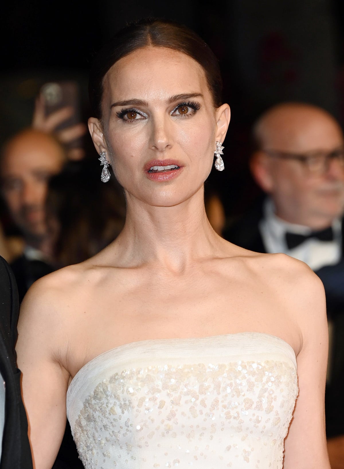 Natalie Portman effortlessly exuded elegance, earning accolades from fashion experts who hailed her dress as one of the highlights of the prestigious French festival