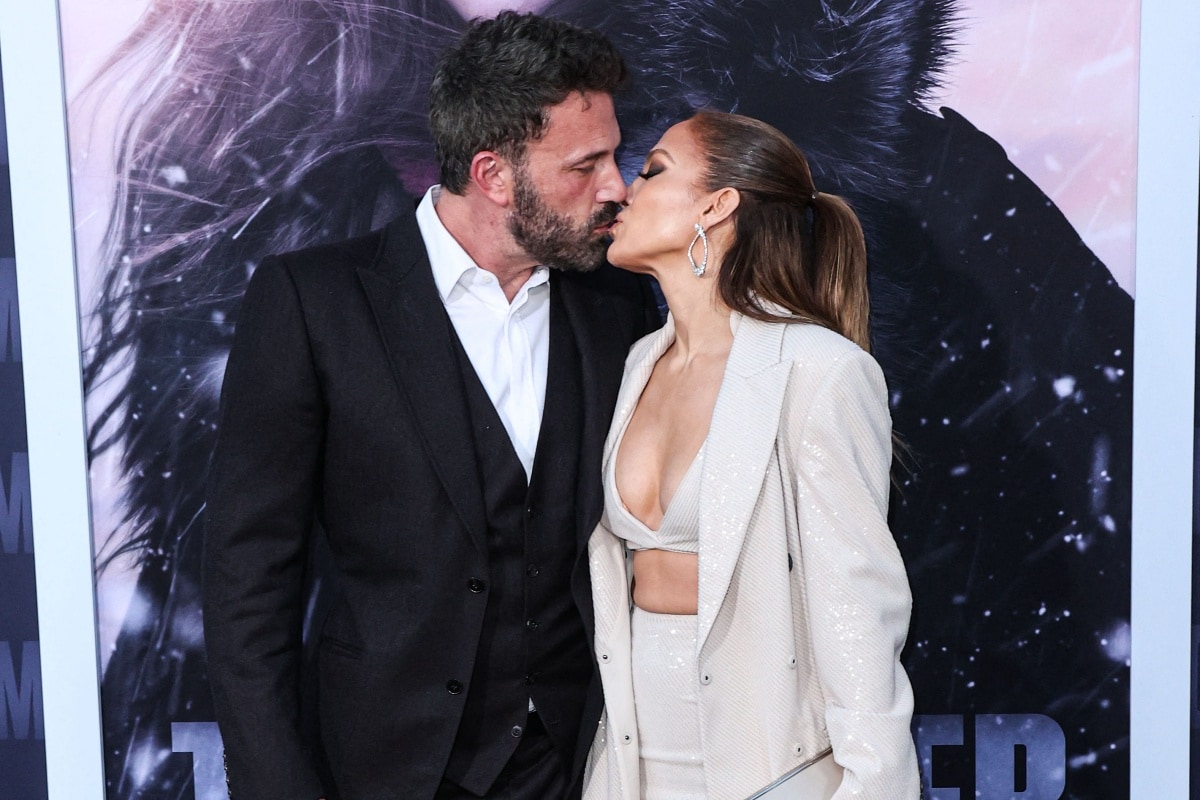 Ben Affleck and Jennifer Lopez share a kiss in front of the cameras at the Los Angeles premiere of The Mother