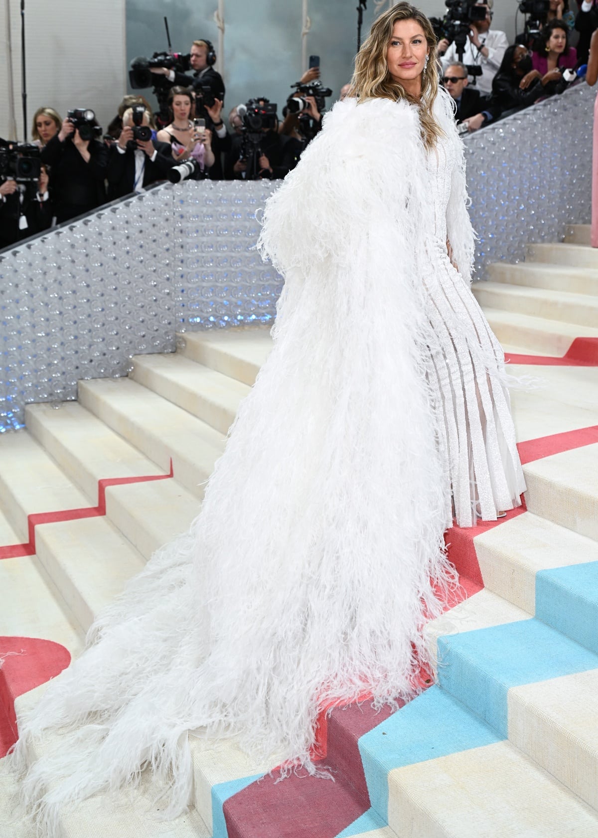 Gisele Bündchen making her way up the carpeted steps of the Metropolitan Museum of Art in her vintage Chanel outfit