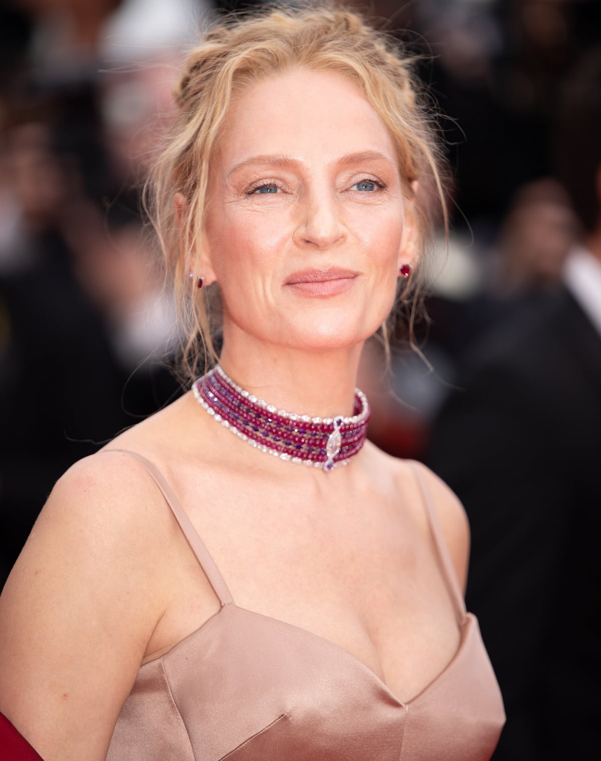 Uma Thurman kept her hair and makeup styling minimal to keep the focus on her stunning ensemble