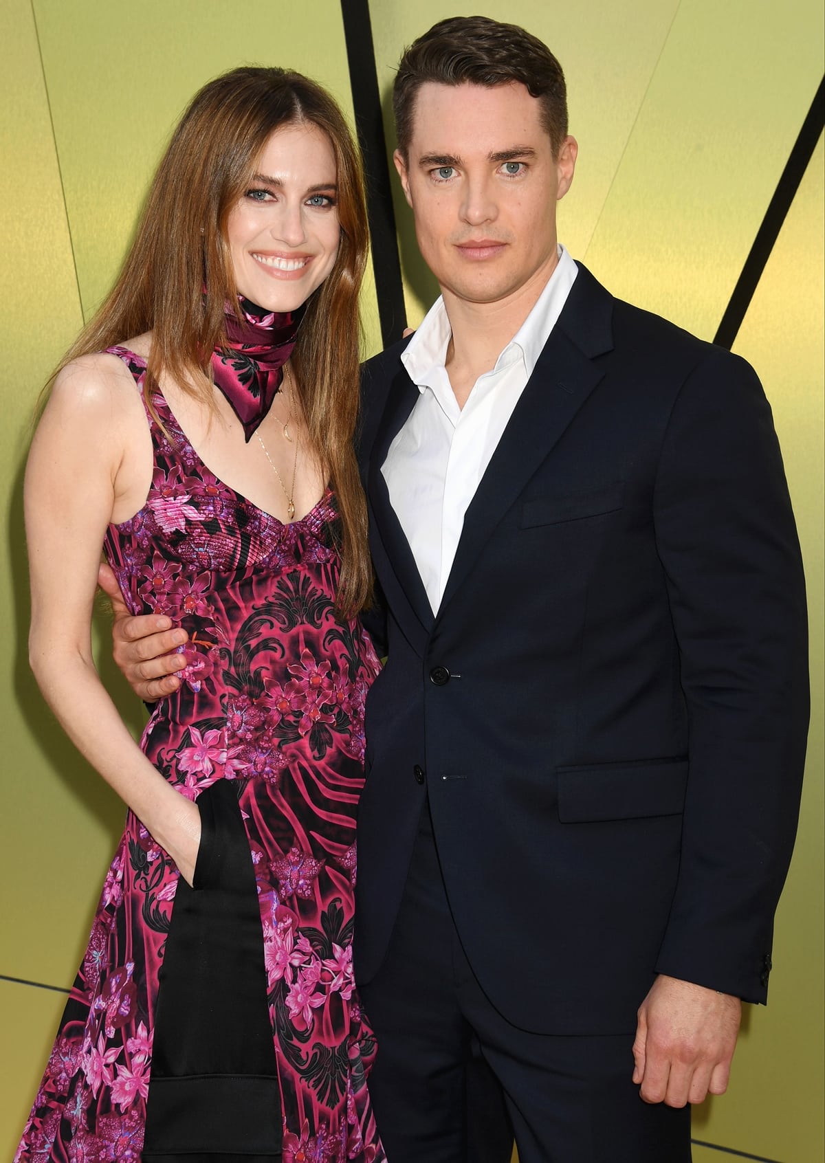 Alexander Dreymon has a height of 5ft 9 inches (175.3 cm), whereas Allison Williams is slightly shorter at 5ft 5 ½ inches (166.4 cm)