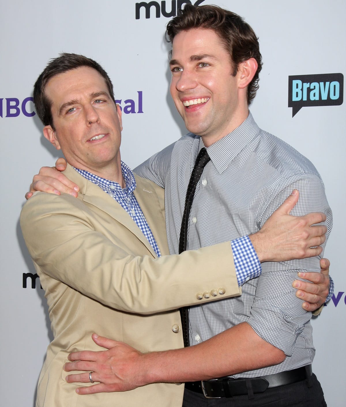 John Krasinski stands at 6ft 2 ½ (189.2 cm), making him taller than Ed Helms, who is 5ft 11 ½ (181.6 cm), by approximately 3 inches