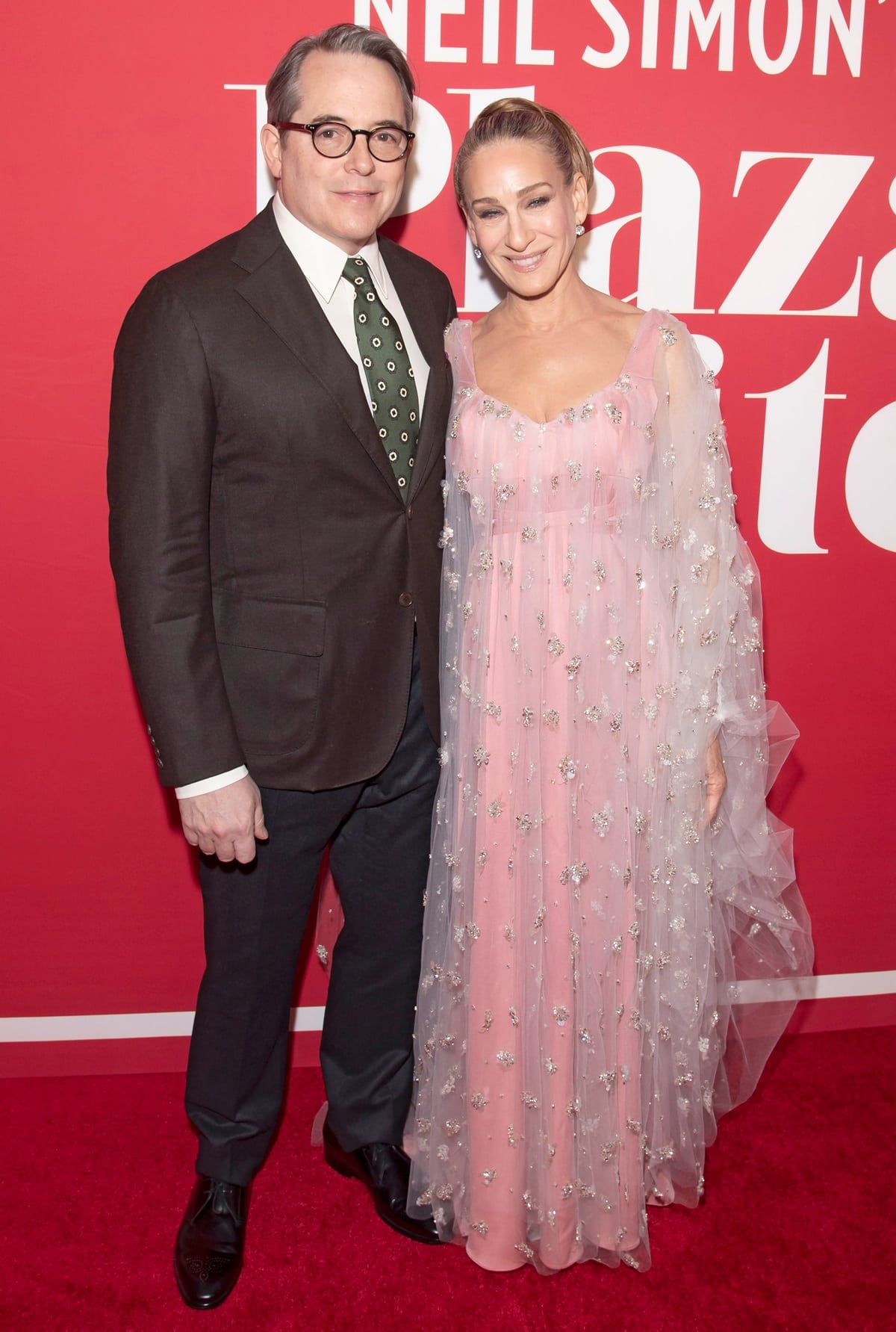 Matthew Broderick, with a reported height of 5ft 7 ½ (171.5 cm), is taller than his wife, Sarah Jessica Parker, who is reported to have a height of 5ft 2 ½ (158.8 cm)