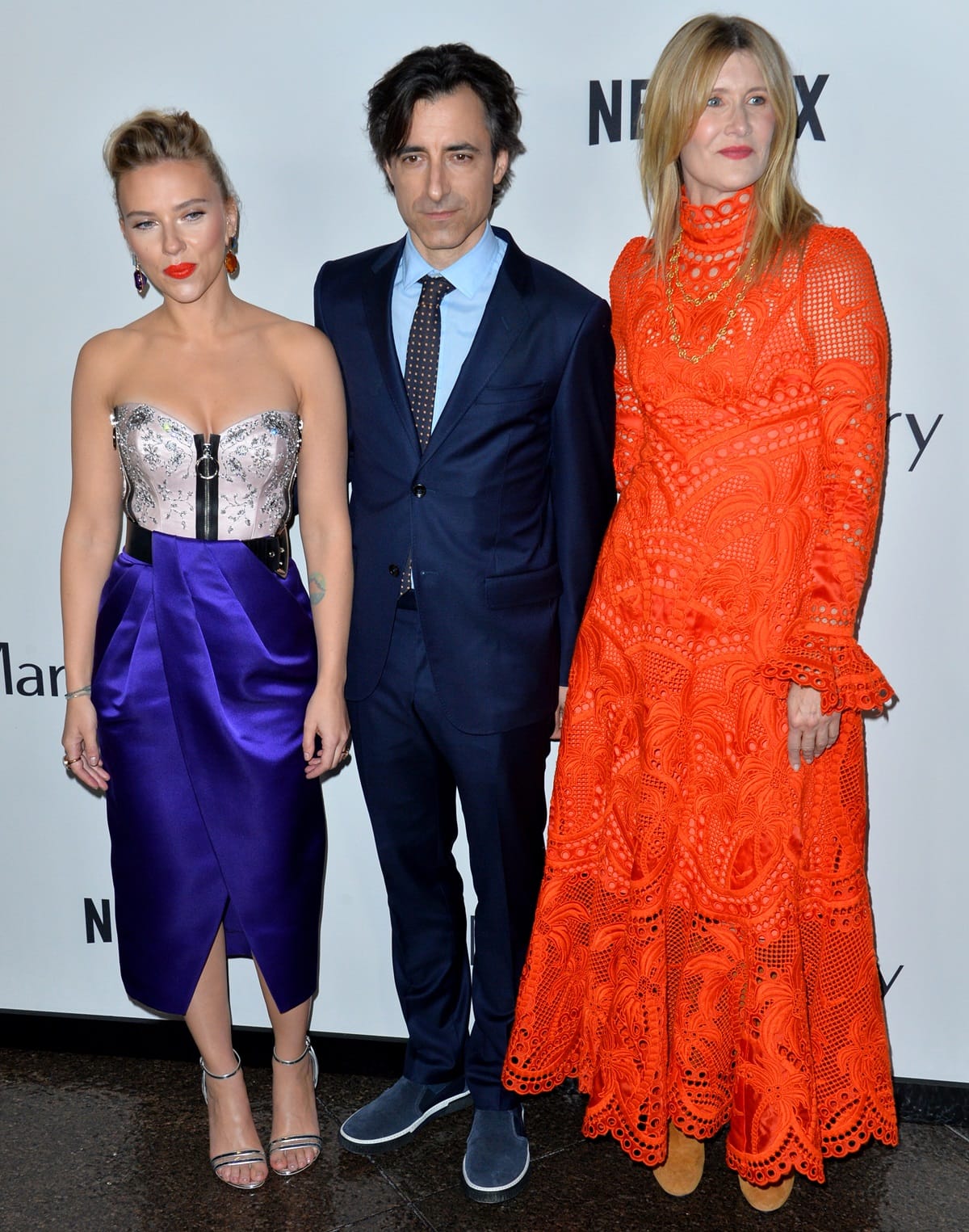 Scarlett Johansson, who stands at 5ft 3 (160 cm), appeared shorter in comparison to Noah Baumbach, who measures 5′ 9″ (1.75 m), and Laura Dern, who stands at 5ft 9 ½ (176.5 cm)