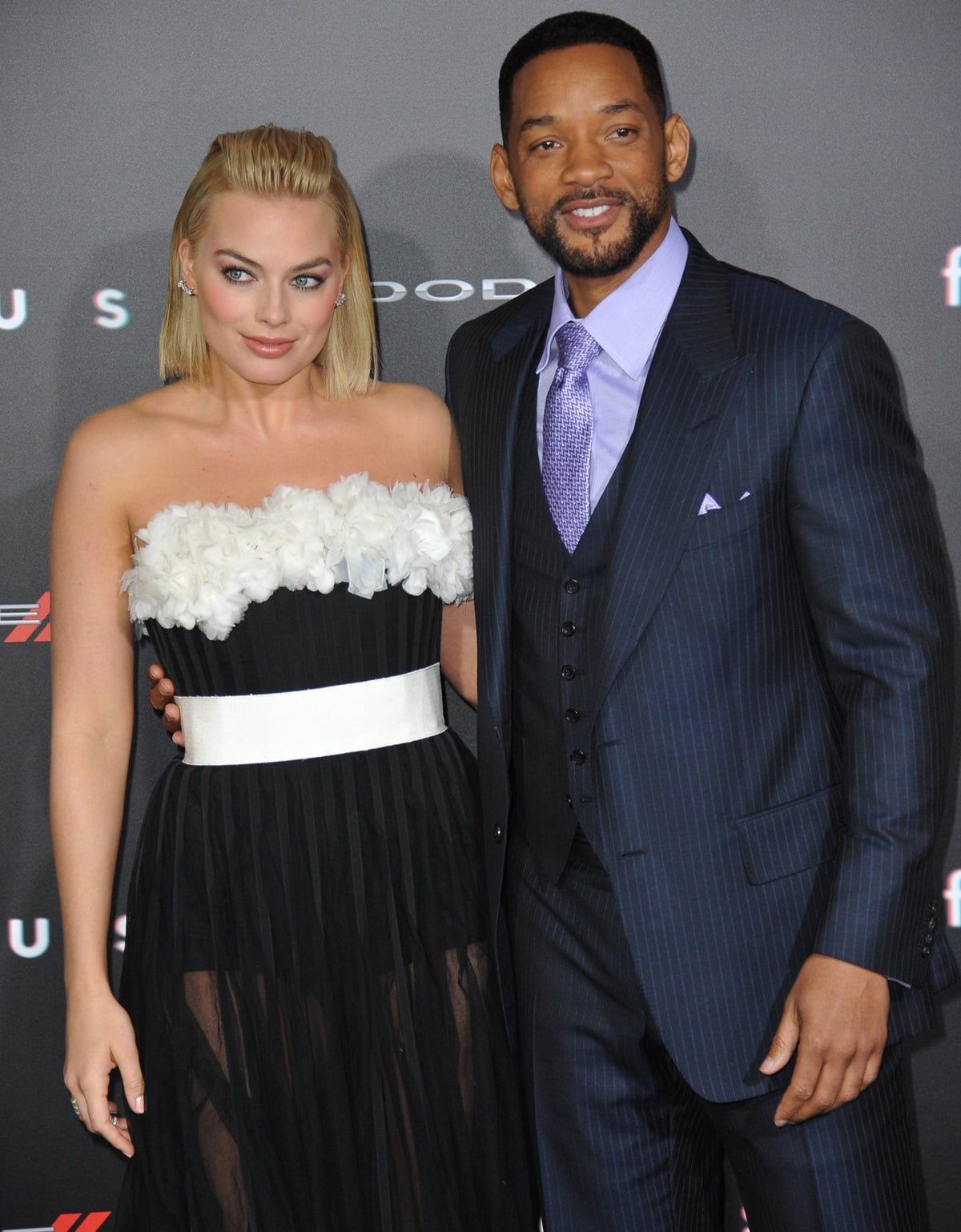 Will Smith's height of 6ft 1 ½ (186.7 cm) towers over Margot Robbie's height of 5ft 5 ½ (166.4 cm), making her appear much shorter in comparison