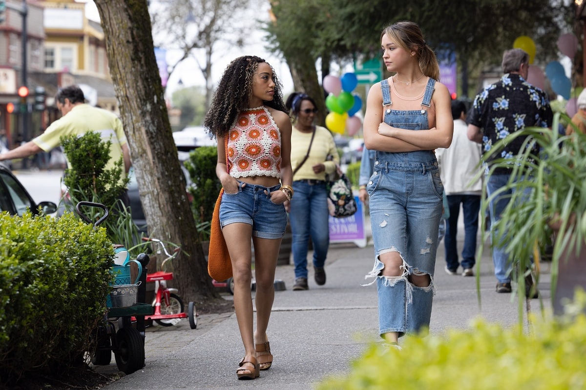 Lexi Underwood as Isabella and Sadie Stanley as Megan in the second season of Cruel Summer