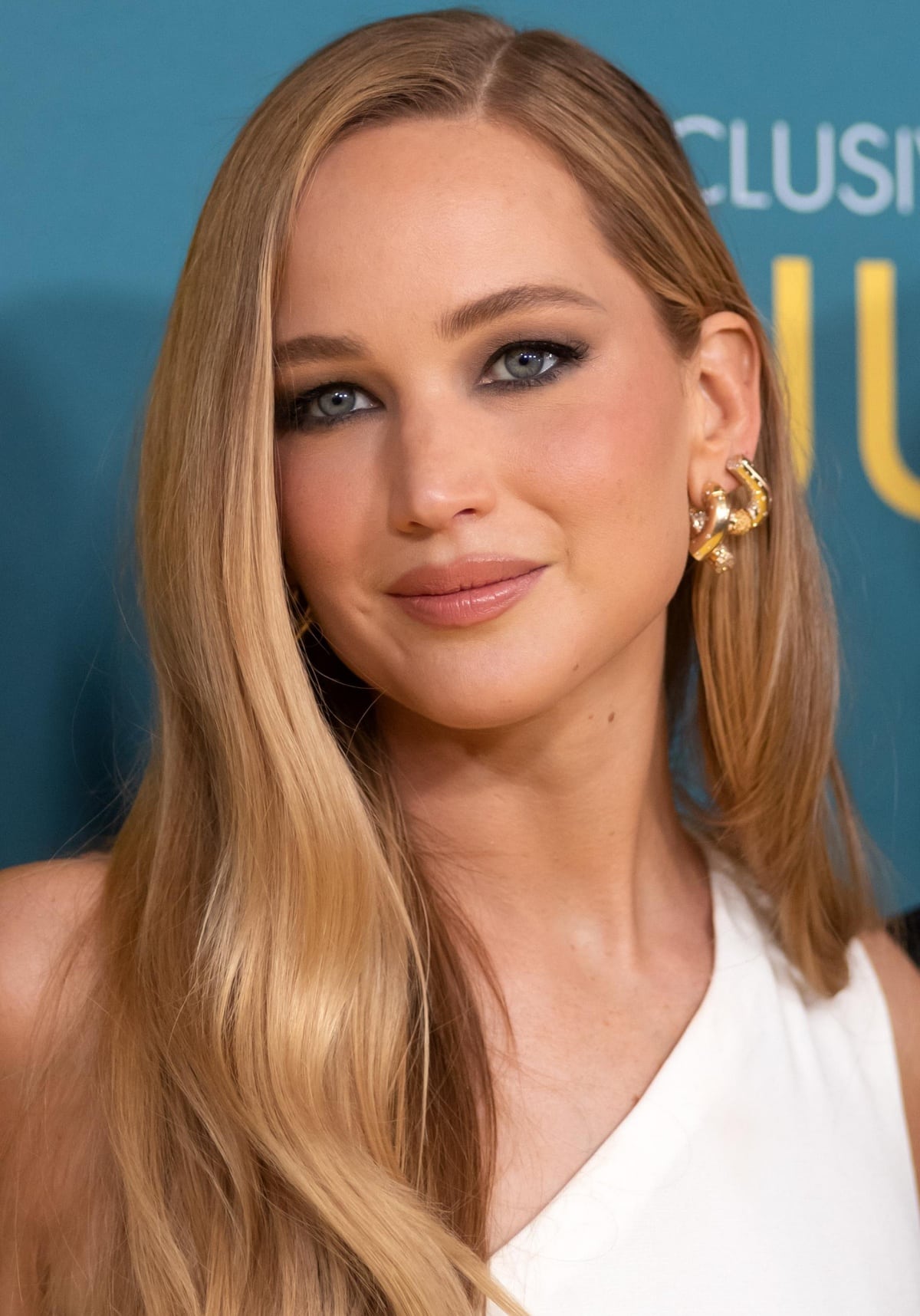Jennifer Lawrence’s blonde locks were parted to the side in a sleek and straight hairstyle, and her flawless makeup added movie star allure to her ensemble
