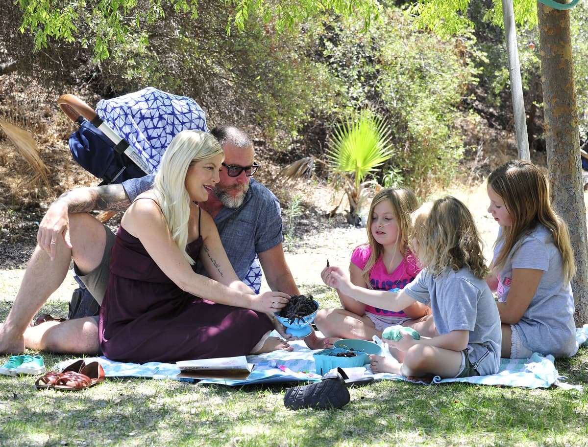 Tori Spelling and Dean McDermott having a picnic with their children in Los Angeles