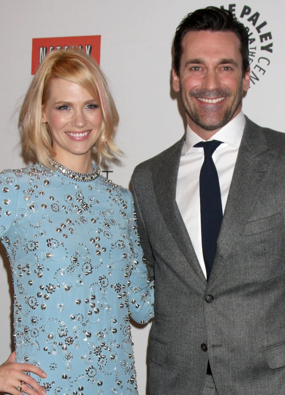With a height of 5ft 6 (167.6 cm), January Jones is noticeably shorter than Jon Hamm, who stands at 6ft ¾ in (184.8 cm), resulting in a significant height difference of approximately 6 inches