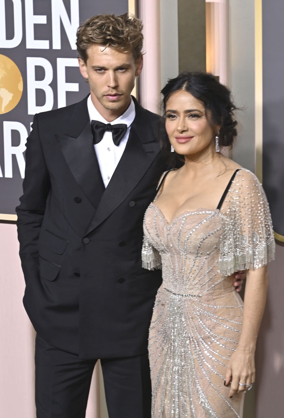 Salma Hayek has a height of 5ft 1 ½ (156.2 cm), while Austin Butler towers over her at 5ft 11 ¾ (182.2 cm), resulting in a noticeable height difference of around 10 inches (25 cm)