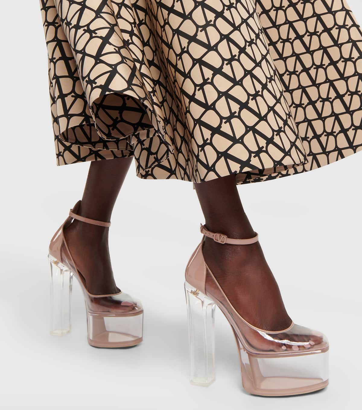 These Valentino Tan-Go pumps are made of polymer material with towering