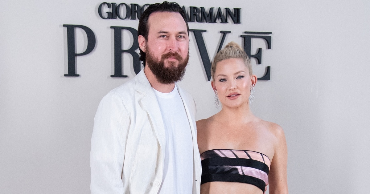 Kate Hudson's Toned Abs Steal the Show at Giorgio Armani Privé PFW Show