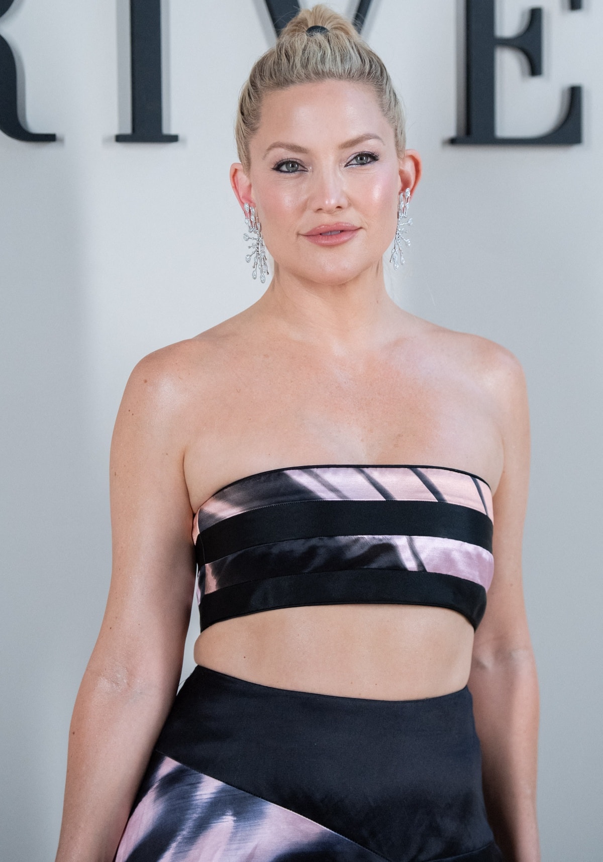 Kate Hudson flashing her toned abs in her Fall 2023 co-ord ensemble from Giorgio Armani