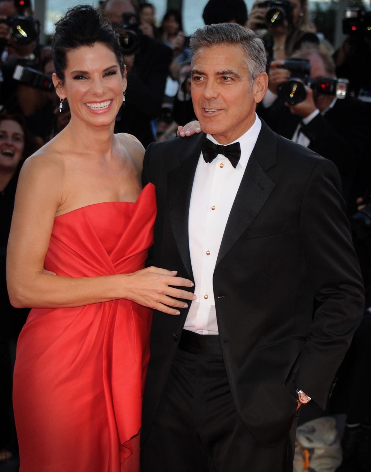 George Clooney has a taller stature, measuring at 5 feet 10 ¾ inches (179.7 cm), in contrast to Sandra Bullock's height of 5 feet 7 inches (170.2 cm)