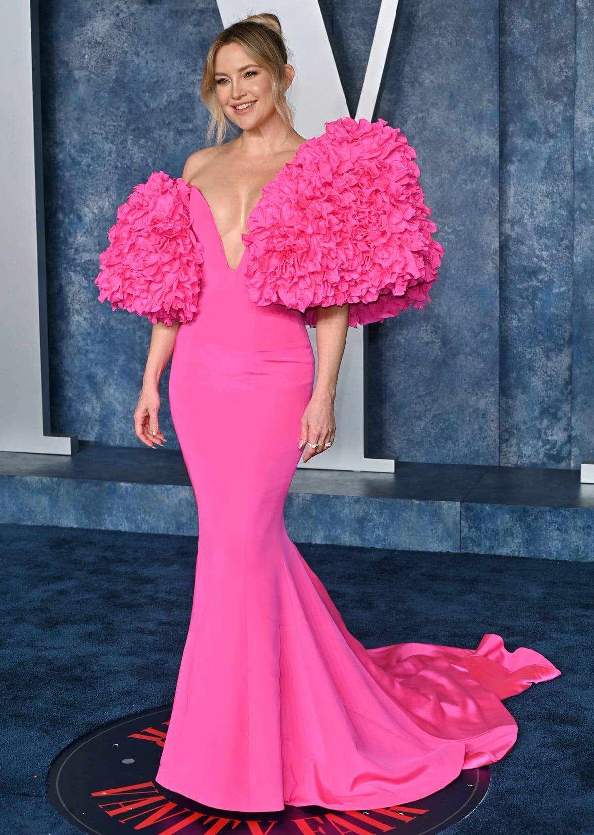 Kate Hudson donned a Tamara Ralph Couture hot-pink gown embellished with extravagant ruffled shoulder details at the 2023 Vanity Fair Oscar Party