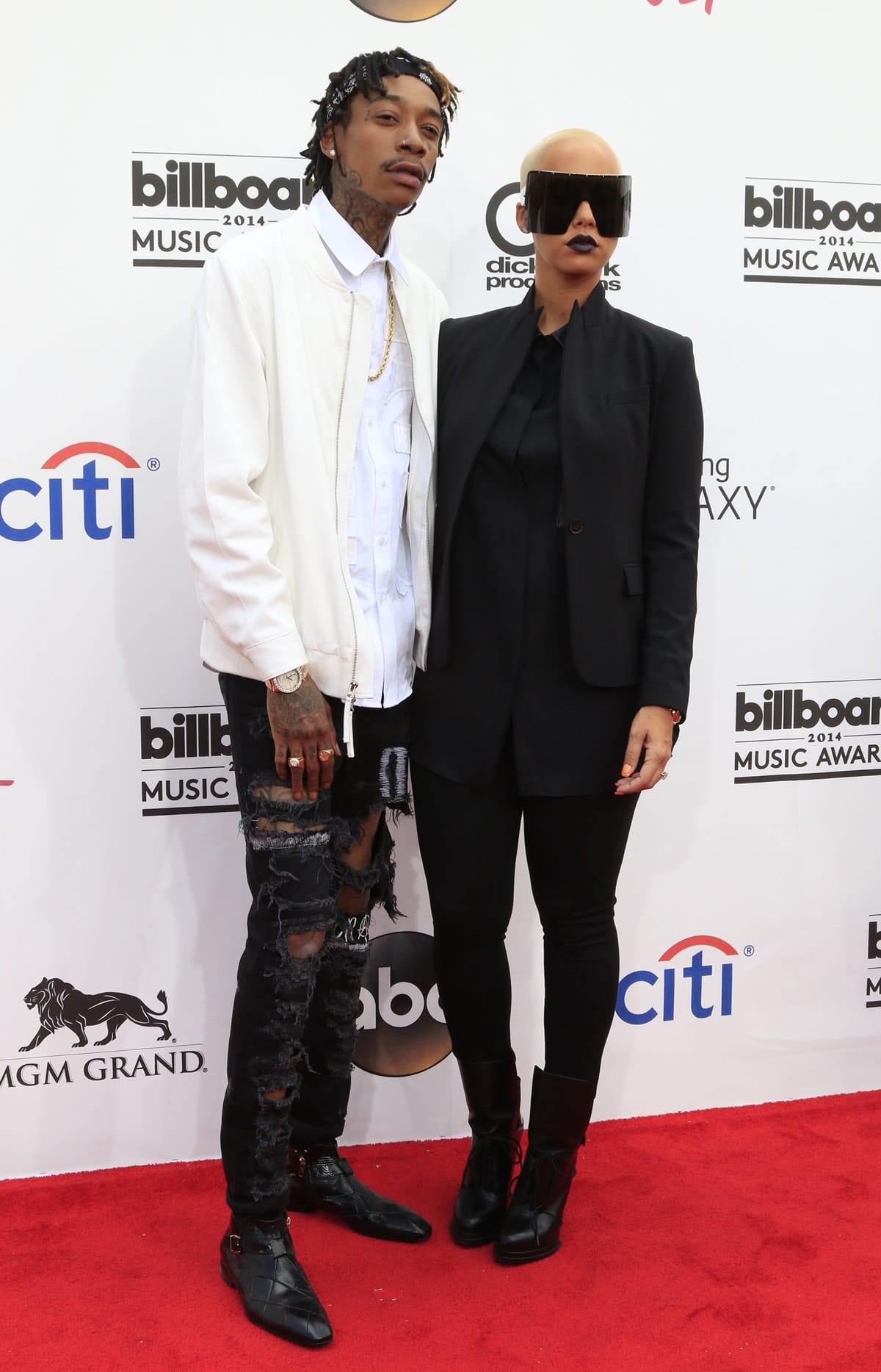 Wiz Khalifa stands notably taller at 6 feet 2 ¾ inches (189.9 cm), compared to Amber Rose's height of 5 feet 7 inches (170.2 cm)