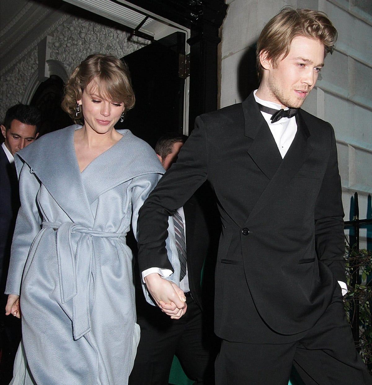 In their relationship that began in 2016 and continued into 2023, Taylor Swift, standing at 5 feet 9¼ inches (175.9 cm), shared her life with Joe Alwyn, who stands taller at 6 feet 1 inch (185.4 cm)