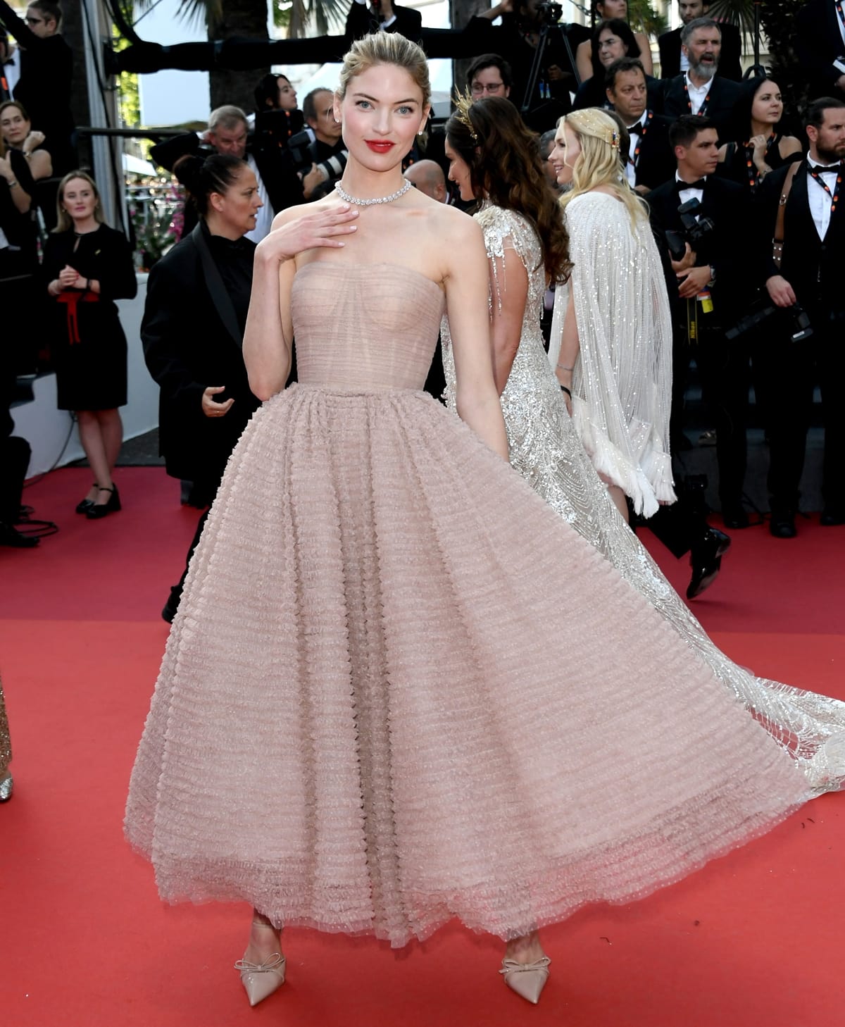 Masterfully styled by Emma Jade Morrison, Martha Hunt epitomized timeless elegance in a delicately textured, peach strapless gown by Jason Wu at the 