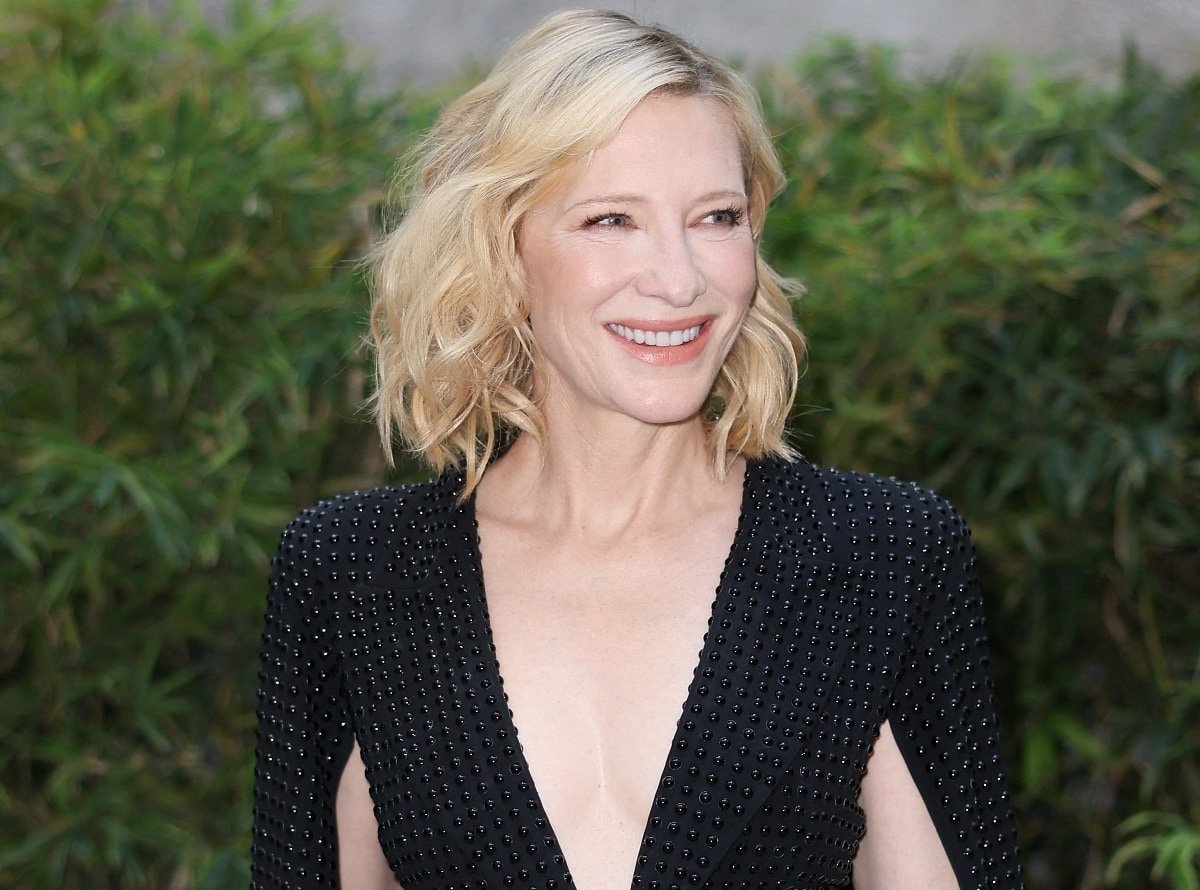 Cate Blanchett’s beauty look consisted of voluminous blonde waves, smokey eyes, and a subtle nude lip